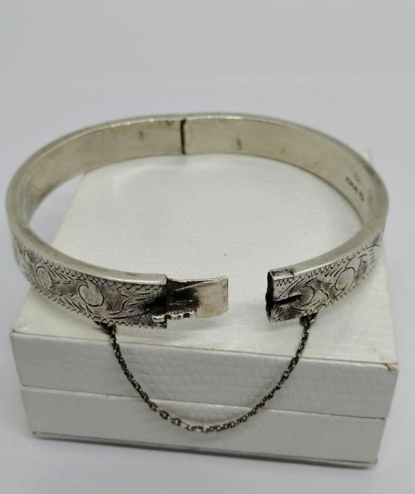 Bracelet argent, petit jonc rond et gravure d'une frise, époque Art Déco. – Image 4