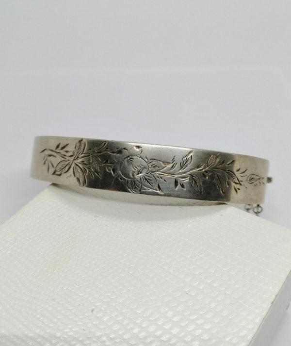 Bracelet argent, jonc ovale et plat avec décor floral, Art Nouveau.