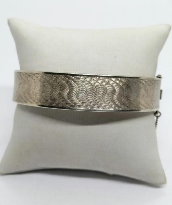 Bracelet argent, jonc totalement guilloché, Art Déco, vers 1930.