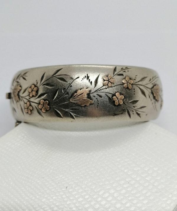 Bracelet argent, jonc rond façon brossé-mat, et décor végétaux bicolore, Art Nouveau.