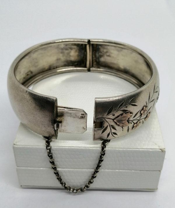 Bracelet argent, jonc rond façon brossé-mat, et décor végétaux bicolore, Art Nouveau. – Image 4