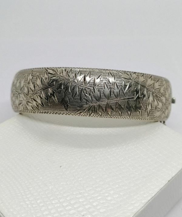 Bracelet argent, jonc arrondi motif de fougères, France vers 1920.