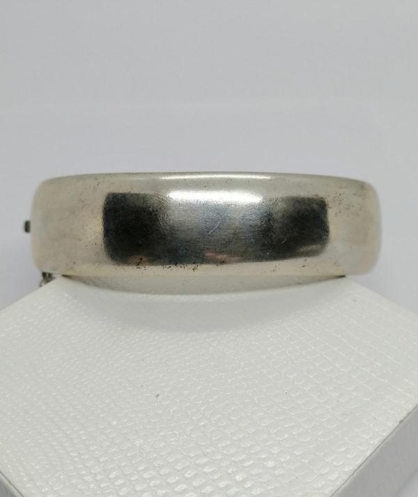 Bracelet argent, jonc arrondi motif de fougères, France vers 1920. – Image 2