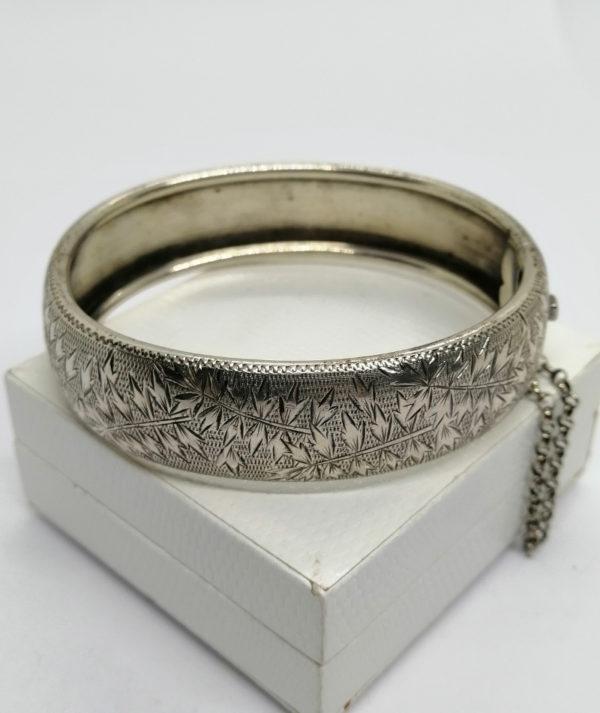 Bracelet argent, jonc arrondi motif de fougères, France vers 1920. – Image 3