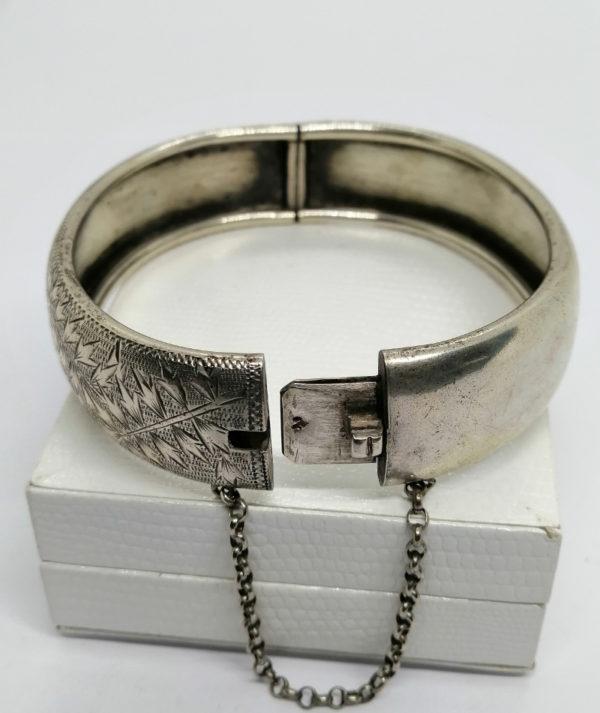 Bracelet argent, jonc arrondi motif de fougères, France vers 1920. – Image 4