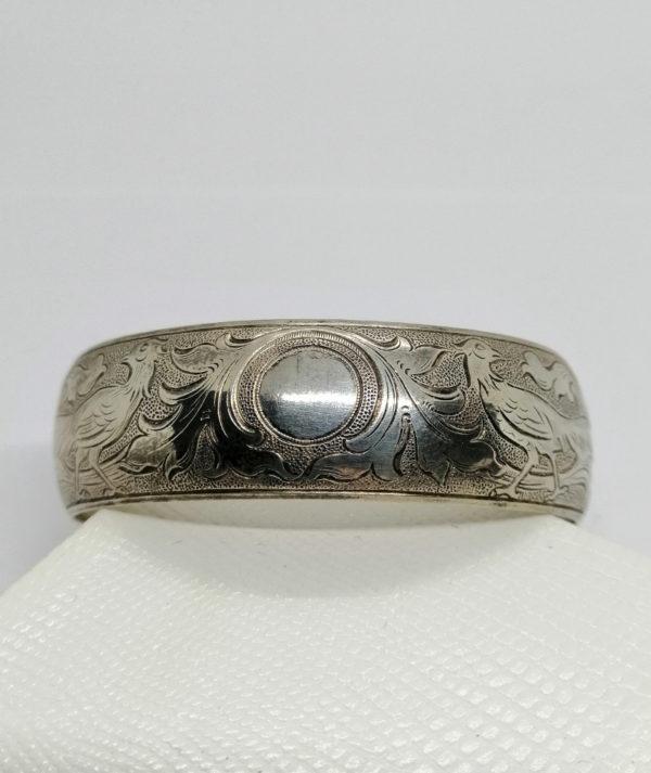 Bracelet argent, jonc ouvert décor de paons et feuillage, 1920.