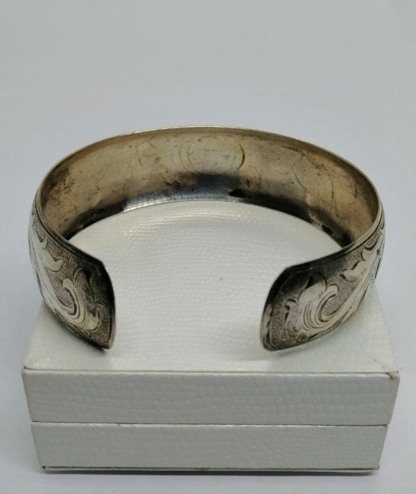 Bracelet argent, jonc ouvert décor de paons et feuillage, 1920. – Image 4