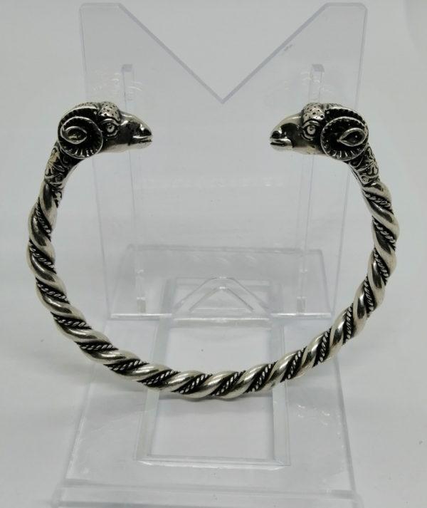 Bracelet argent, jonc ouvert torsadé, avec têtes de Béliers.