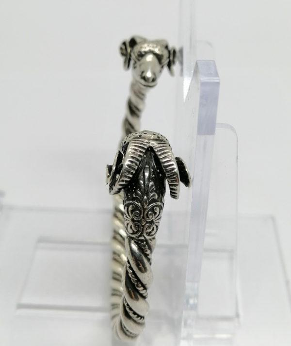 Bracelet argent, jonc ouvert torsadé, avec têtes de Béliers. – Image 3