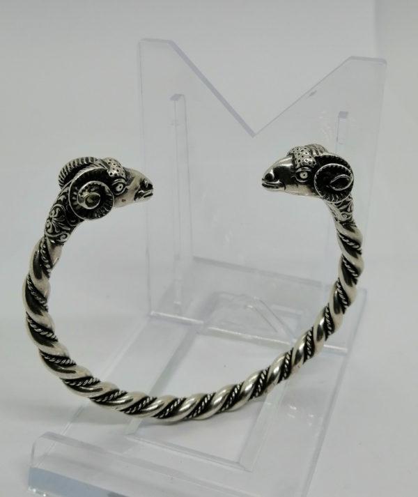 Bracelet argent, jonc ouvert torsadé, avec têtes de Béliers. – Image 4