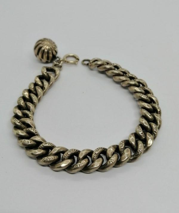 Bracelet argent , maille gourmette creuse et motif façon imprimé, vers 1900.