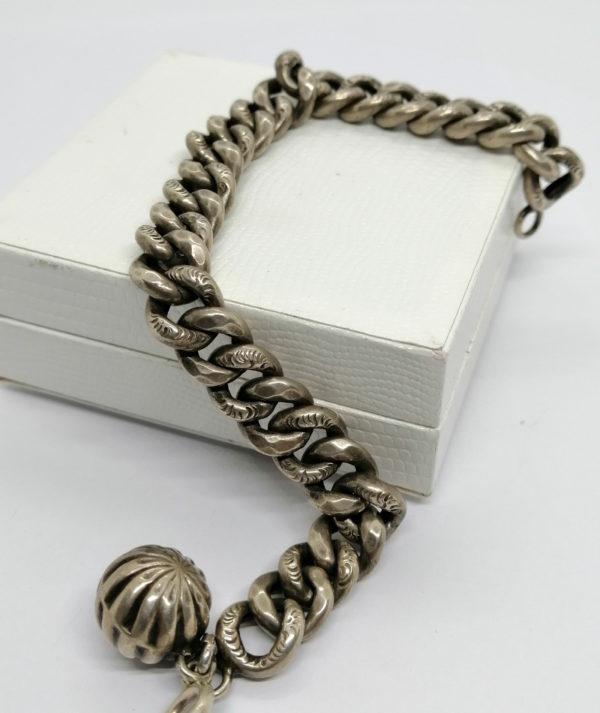 Bracelet argent , maille gourmette creuse et motif façon imprimé, vers 1900. – Image 2