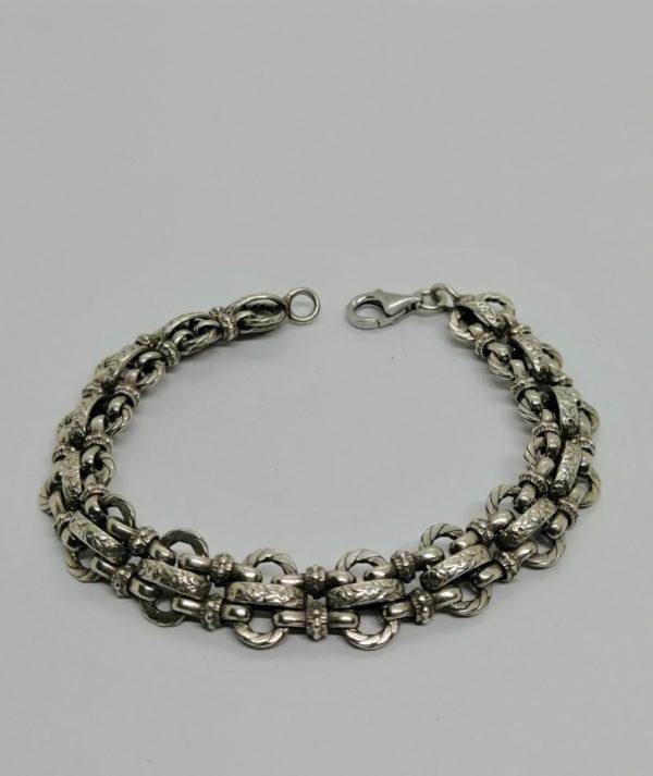 Bracelet argent, maille très particulière et ancienne en relief avec motifs floraux.
