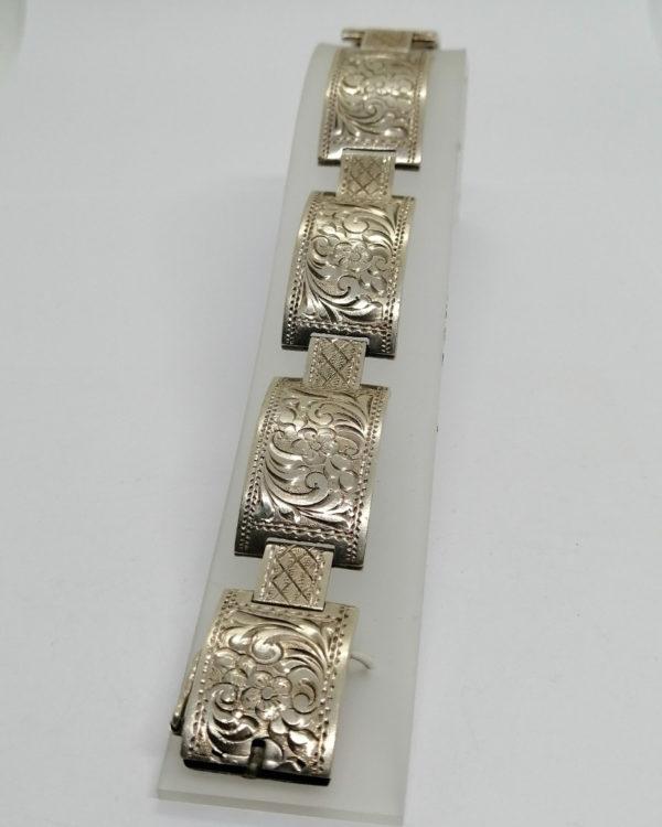 Bracelet argent, maille rectangulaire, ouvragée de motifs végétaux, vers 1920.