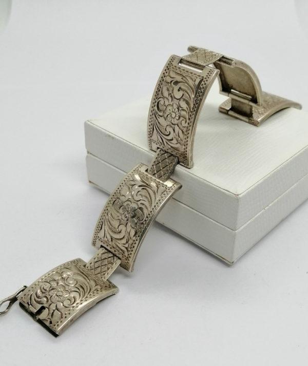 Bracelet argent, maille rectangulaire, ouvragée de motifs végétaux, vers 1920. – Image 2