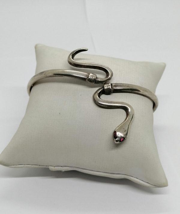Bracelet argent, représentant un serpent ondulant.