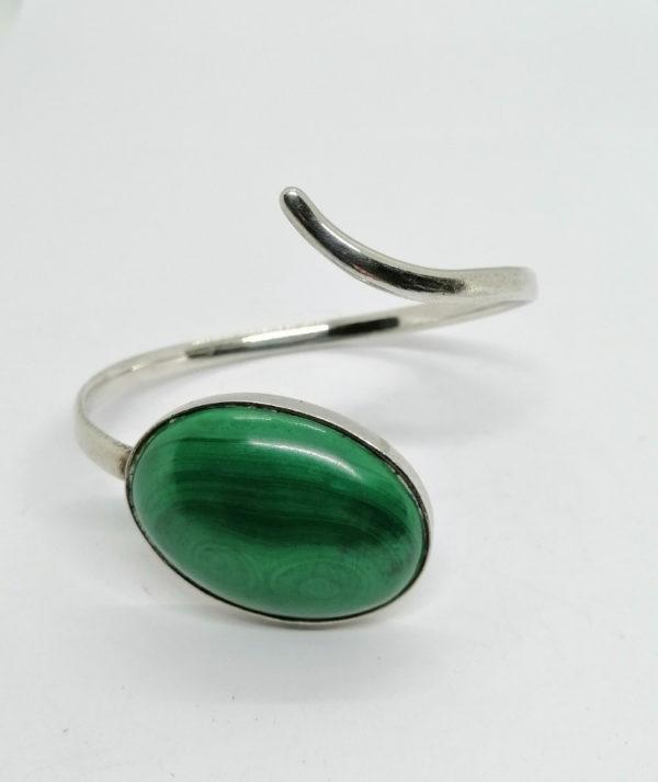 Bracelet argent, en torsade et gros cabochon de malachite, Français 1960-70.