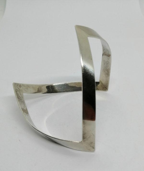 Bracelet argent, à enfiler, de forme particulière, Français vers 1960-80.