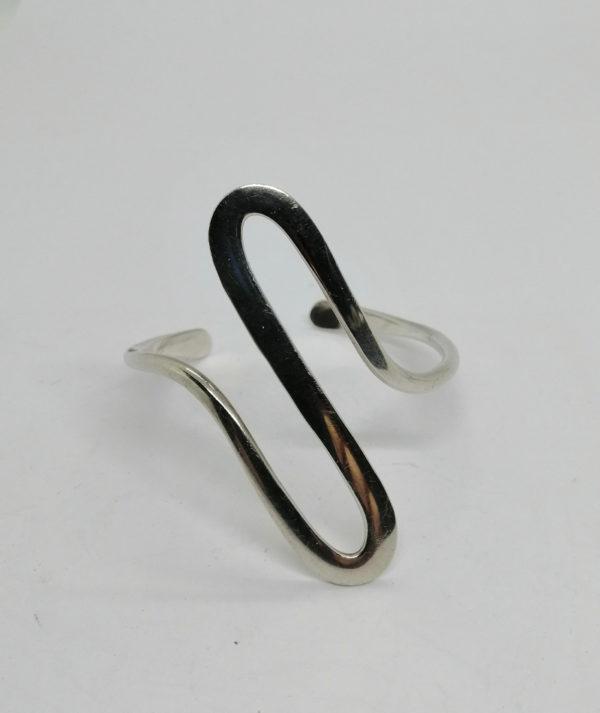Bracelet argent, jonc ouvert en forme de vague, Français 1960-80.