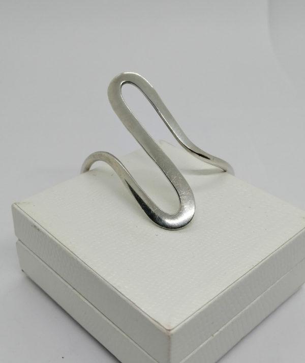 Bracelet argent, jonc ouvert en forme de vague, Français 1960-80. – Image 2