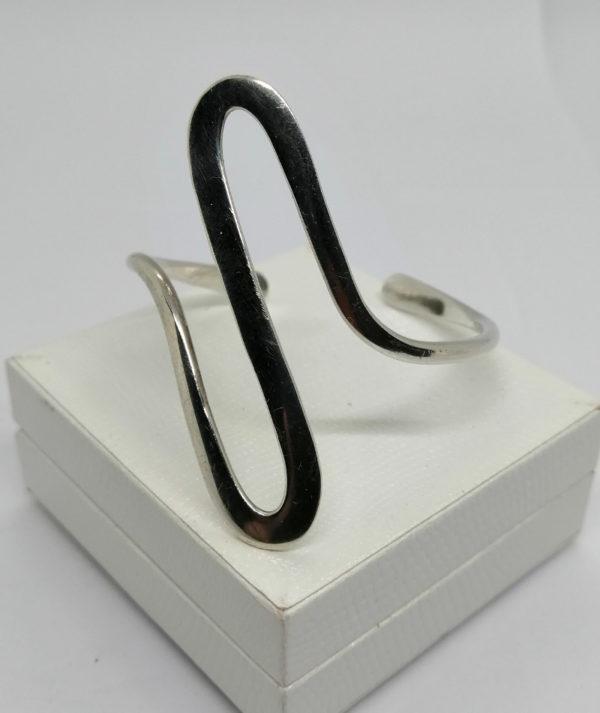 Bracelet argent, jonc ouvert en forme de vague, Français 1960-80. – Image 3