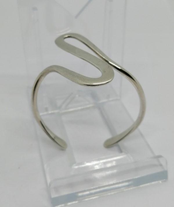 Bracelet argent, jonc ouvert en forme de vague, Français 1960-80. – Image 4