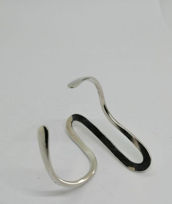 Bracelet argent, jonc ouvert en forme de vague, Français 1960-80. – Image 5