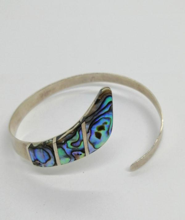Bracelet argent, jonc ouvert et plaques de nacres colorées.