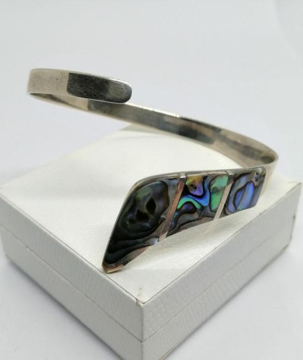 Bracelet argent, jonc ouvert et plaques de nacres colorées. – Image 3