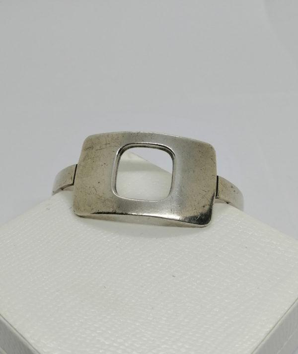 Bracelet argent, jonc ouvert, très sobre signé H. Pozzo, France 1960-70. – Image 2