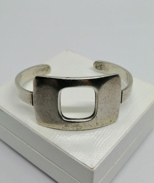 Bracelet argent, jonc ouvert, très sobre signé H. Pozzo, France 1960-70. – Image 3