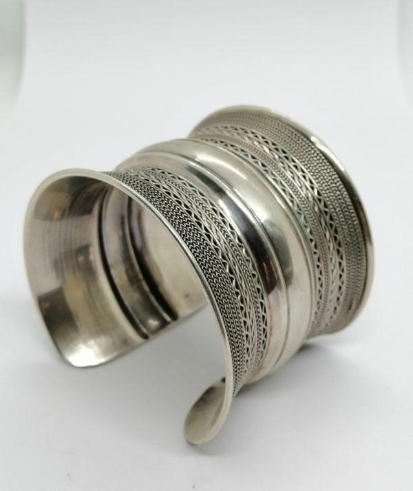 Bracelet argent, grosse manchette, décor en mailles de chaînes différentes.