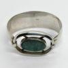 Bracelet argent, large et arrondi avec un sertie clos d'une pierre de Latte.