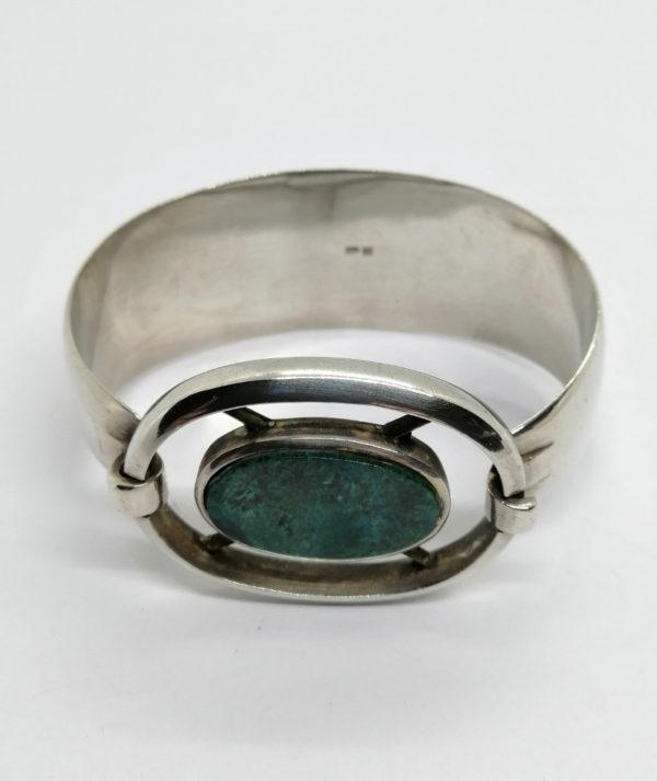 Bracelet argent, large et arrondi avec un sertie clos d'une pierre de Latte.