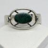 Bracelet argent, large et arrondi avec un sertie clos d'une pierre de Latte. – Image 2