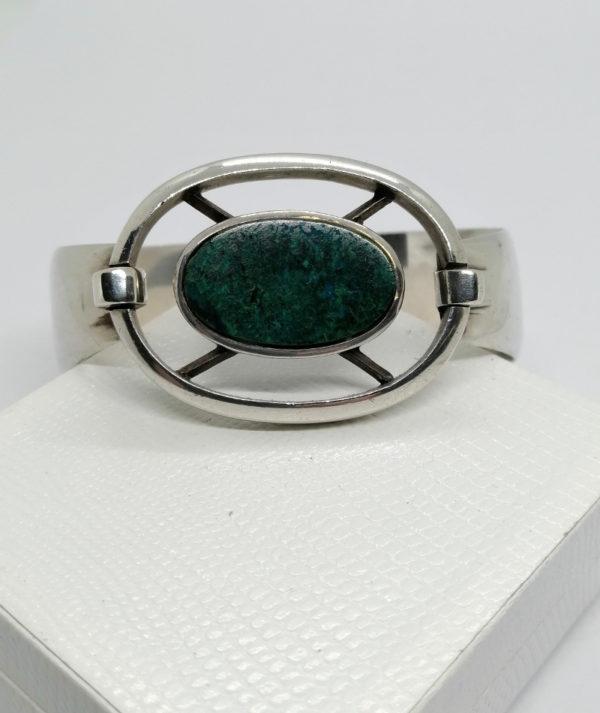 Bracelet argent, large et arrondi avec un sertie clos d'une pierre de Latte. – Image 2