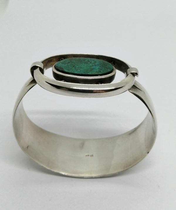 Bracelet argent, large et arrondi avec un sertie clos d'une pierre de Latte. – Image 3