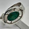 Bracelet argent, large et arrondi avec un sertie clos d'une pierre de Latte. – Image 5