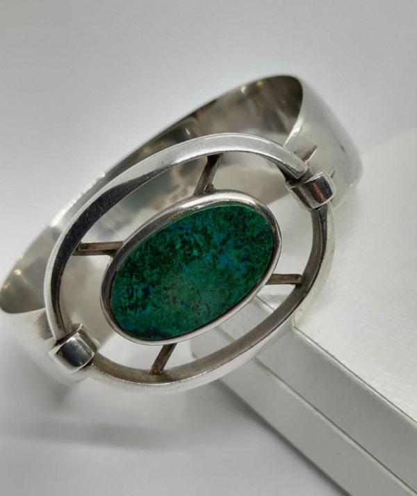 Bracelet argent, large et arrondi avec un sertie clos d'une pierre de Latte. – Image 5