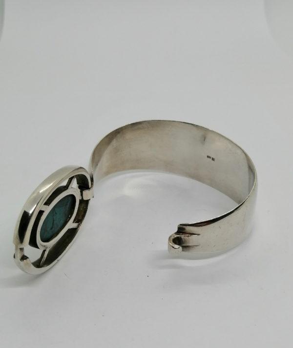 Bracelet argent, large et arrondi avec un sertie clos d'une pierre de Latte. – Image 6