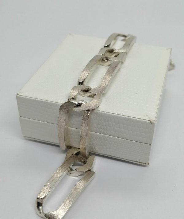 Bracelet argent, grosse maille longue et effet brossé sur l'extérieur. – Image 2