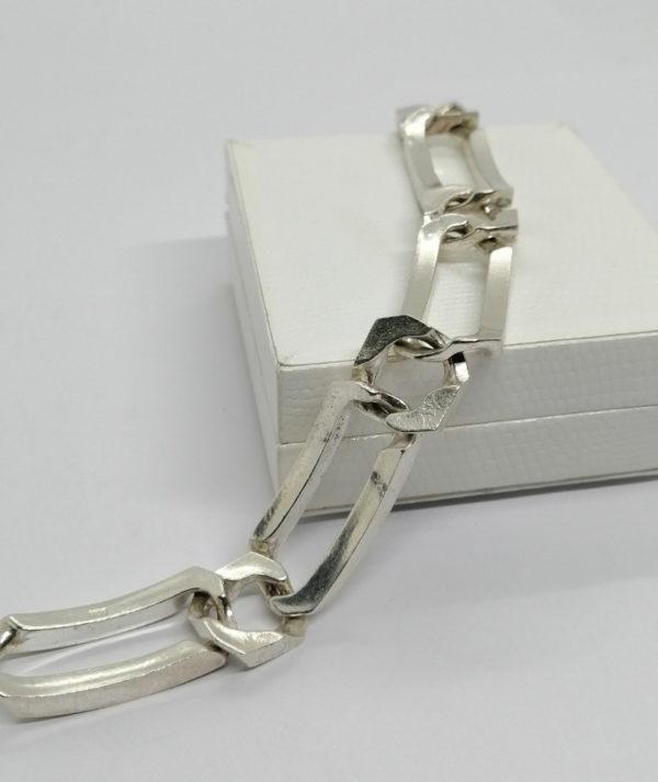 Bracelet argent, grosse maille longue et effet brossé sur l'extérieur. – Image 3