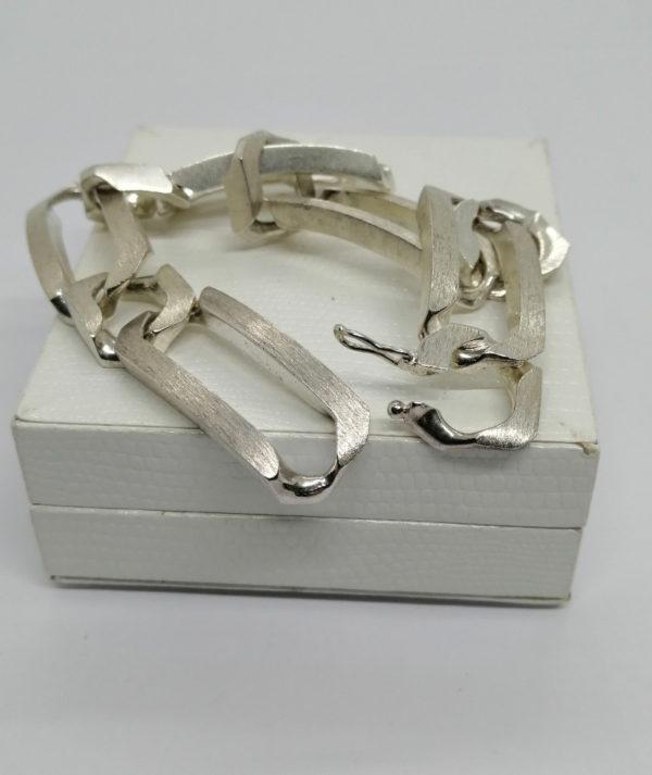 Bracelet argent, grosse maille longue et effet brossé sur l'extérieur. – Image 4
