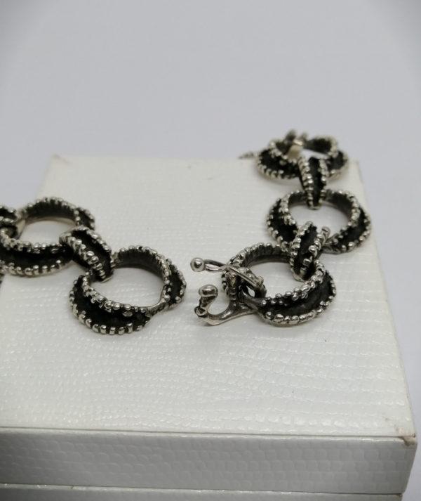 Bracelet argent, grosse maille, façon fil tourné et perlé, France vers 1950-70. – Image 4
