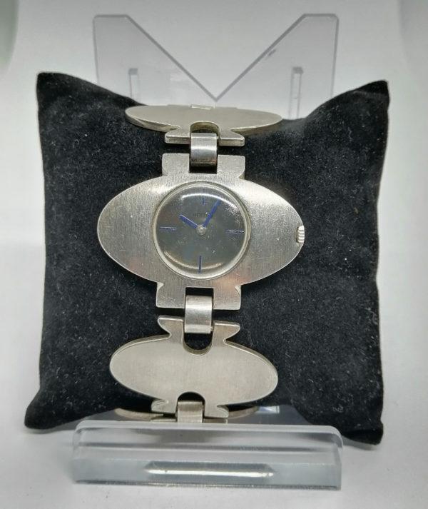 Bracelet montre mécanique en argent, modèle typique des années 1960.