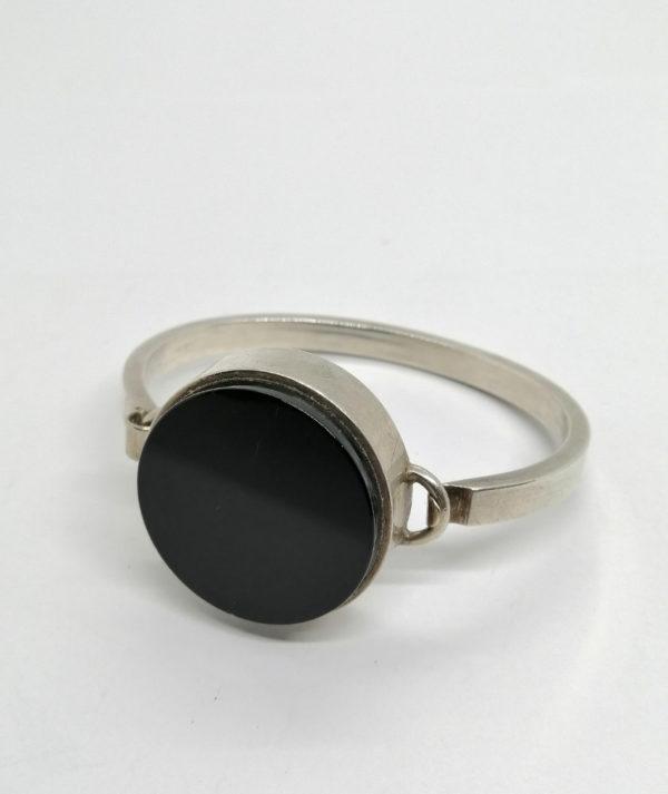 Bracelet argent, jonc ovale plein épais, et gros cabochon de bakélite noire.