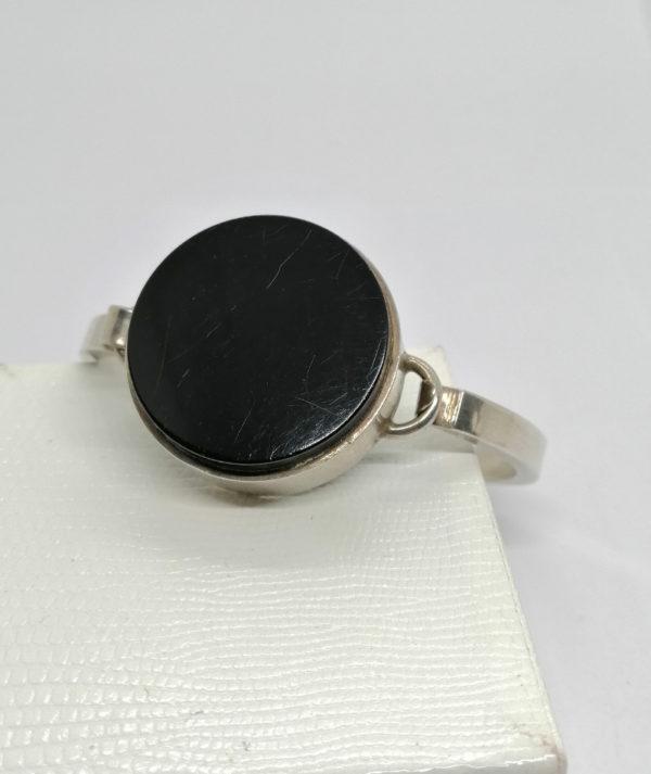 Bracelet argent, jonc ovale plein épais, et gros cabochon de bakélite noire. – Image 2