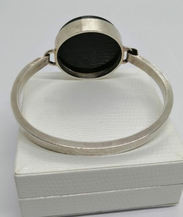 Bracelet argent, jonc ovale plein épais, et gros cabochon de bakélite noire. – Image 3