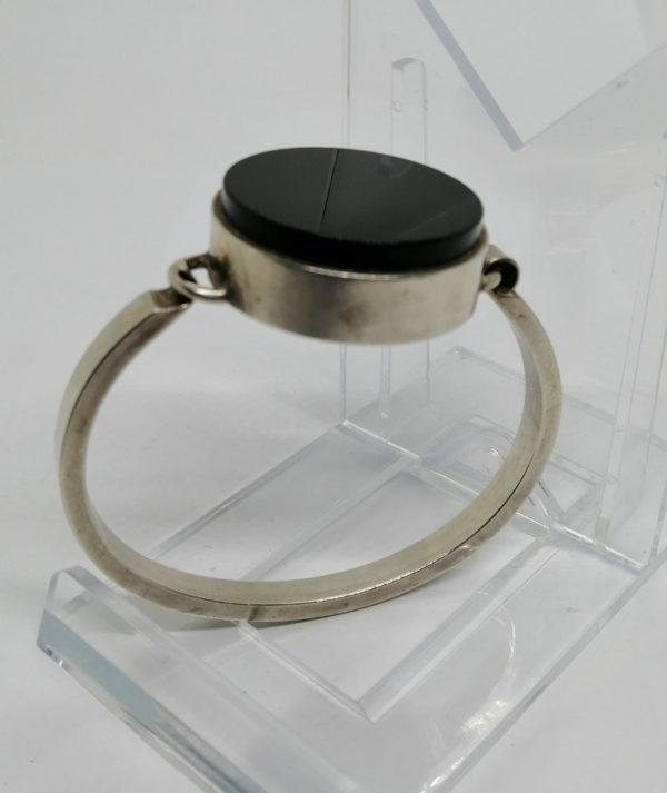 Bracelet argent, jonc ovale plein épais, et gros cabochon de bakélite noire. – Image 4