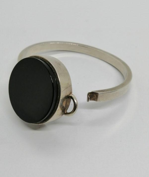 Bracelet argent, jonc ovale plein épais, et gros cabochon de bakélite noire. – Image 5